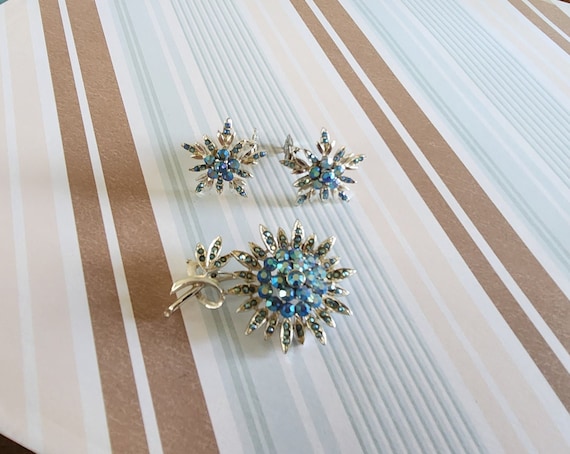 Vintage Flower Pin Brooch and Clip Earring Set - image 10