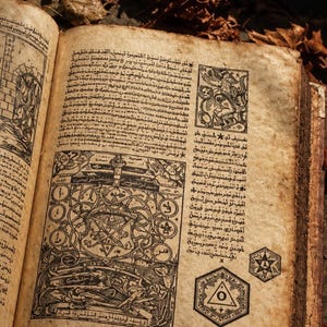 Peut inclure: Un livre ancien ouvert aux pages jaunies et vieillies, présentant un texte dense à l'encre noire dans une écriture inconnue. Les pages comportent des illustrations complexes de style gravure sur bois, dont un diagramme géométrique central.