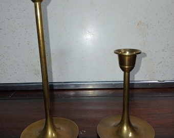 Candelabros vintage de latón de mediados de siglo (MCM) de 7" y 4".