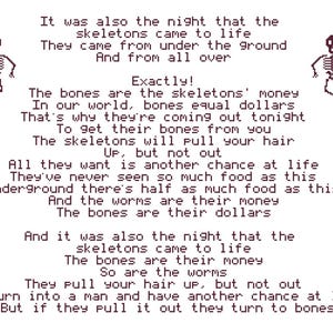 Può includere: Un motivo a punto croce viola scuro con due scheletri danzanti negli angoli superiori e file verticali di ossa sui lati. Il centro contiene il testo: It was also the night that the skeletons came to life, The bones are the skeletons' money.