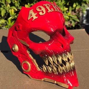 Jasnoczerwona maska ​​z czaszką cybernetyczną San Francisco 49ers do noszenia w domu