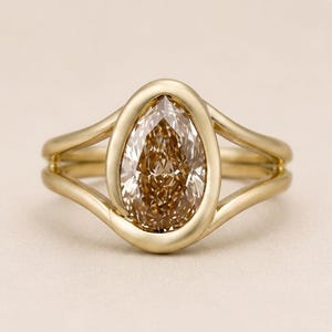 Anillo de compromiso con engaste de 3 quilates, anillo de moissanita color pera champán, anillo de boda solitario moderno de oro amarillo de 14k con brazo dividido, regalo único para ella.