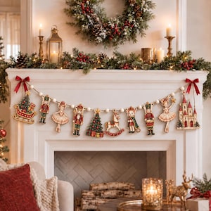Puede incluir: Una guirnalda decorativa con adornos de madera de cascanueces, bailarinas, un trineo, un árbol de Navidad, un caballito de balancín, un ratón y un castillo, unidos por cuentas blancas y lazos rojos en cada extremo de la cuerda.