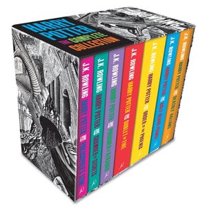 Puede incluir: Un set de caja de la colección completa de Harry Potter que contiene siete libros con lomos coloridos. La caja presenta ilustraciones en blanco y negro de un dragón y un castillo. Los títulos de los libros incluyen The Philosopher's Stone, Chamber of Secrets, Prisoner of Azkaban, Goblet of Fire, Order of the Phoenix, Half-Blood Prince y Deathly Hallows.