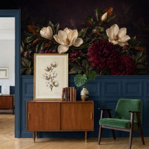 Stämningsfull blommig tapet, Bordeauxröd dahlia och magnolia väggmålning, mörk botanisk dekor