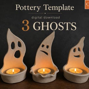 Könnte beinhalten: Drei helle, geisterförmige Teelichthalter aus Ton mit ausgeschnittenen Gesichtsausdrücken. Jeder Halter enthält ein brennendes Teelicht. Der Text Pottery Template digital download 3 GHOSTS und ein CTS-Logo sind oben im Bild zu sehen.