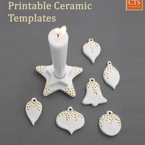 Puede incluir: Un portavelas de cerámica blanca en forma de estrella con una vela blanca encendida y cinco adornos de cerámica blanca, todos con patrones de puntos dorados. El texto "Printable Ceramic Templates" y un logotipo "CTS" son visibles.