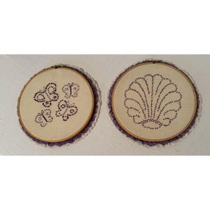 Vintage handgjord rund lila snäckor fjäril broderad ring väggkonst inramad