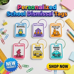 Może przedstawiać: Sześć prostokątnych, personalizowanych zawieszek szkolnych z kolorowymi obwódkami i ikonami. Każda zawieszka zawiera tekst, taki jak AFTER SCHOOL, DAYCARE, PARENT PICK-UP, WALKER, BUS RIDER lub CAR RIDER, imię dziecka oraz elastyczną pętelkę.