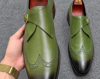 Sapatos masculinos artesanais em couro verde-oliva com fivela tipo monk strap | Sapatos sociais com bico arredondado e acabamento polido