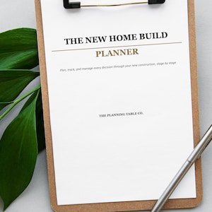Puede incluir: Un portapapeles marrón con una hoja de papel blanca titulada THE NEW HOME BUILD PLANNER. El texto dice: Plan, track, and manage every decision through your new construction, stage by stage. THE PLANNING TABLE CO. está impreso en la parte inferior.