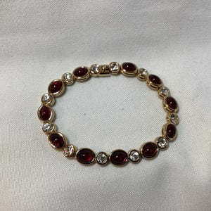 Bracelet vintage en fausses pierres précieuses : ton doré, diamants, rubis, fermoir carré