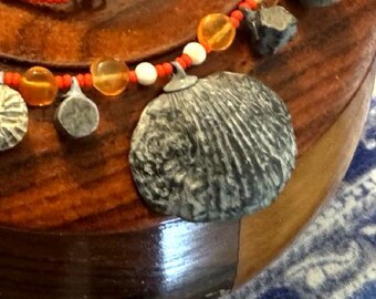 Collier de fossiles, bijou artisanal en véritable coquillage de brachiopode rouge miel et corail, pièce unique des Finger Lakes