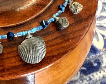 Collier fossile, bijou artisanal en véritable coquillage de brachiopode bleu océan, pièce unique des Finger Lakes