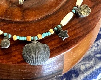 Collier fossile, bijou artisanal en véritable coquillage de brachiopode crème et turquoise, pièce unique des Finger Lakes