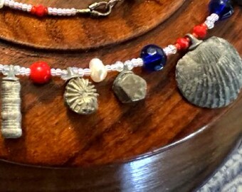 Collier fossile, bijou artisanal en véritable coquillage de brachiopode rouge, blanc et bleu, pièce unique de la région des Finger Lakes