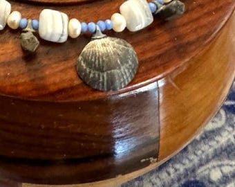 Collier fossile, bijou artisanal en coquillage de brachiopode véritable blanc et perle, pièce unique des Finger Lakes