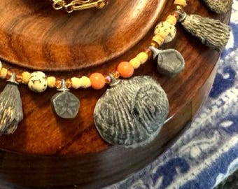 Collier fossile, bijou artisanal en bois et coquillage de brachiopode véritable couleur crème, pièce unique des Finger Lakes