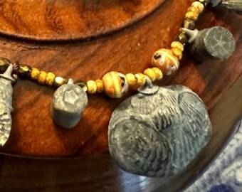Collier fossile, bijou artisanal authentique en coquillage de brachiopode, un cadeau unique de la région des Finger Lakes.