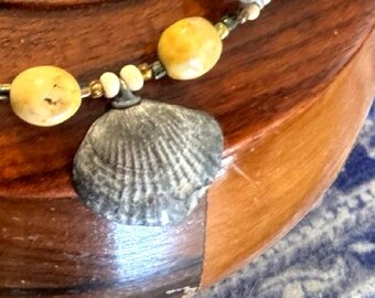 Collier en coquillage fossilisé, bijou artisanal en véritable coquillage de brachiopode jaune moutarde, pièce unique des Finger Lakes