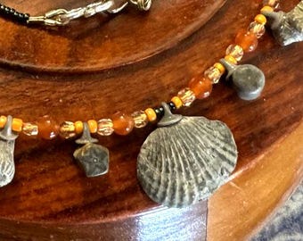 Collier fossile, bijou artisanal en coquillage de brachiopode véritable, ambre chaud, pièce unique des Finger Lakes