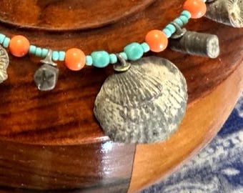 Collier fossile, bijou artisanal en véritable coquillage de brachiopode turquoise et corail, pièce unique des Finger Lakes