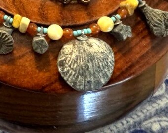Collier fossile, bijou artisanal en coquillage de brachiopode véritable, ambre jaune et turquoise, pièce unique des Finger Lakes