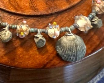 Collier fossile, bijou artisanal en verre filé rose et véritable coquillage de brachiopode, pièce unique des Finger Lakes