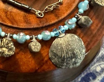Collier fossile, bijou artisanal en verre filé bleu poudré et véritable coquillage de brachiopode, pièce unique des Finger Lakes