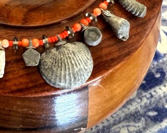Collier fossile, bijou artisanal en véritable coquillage de brachiopode rouge corail, pièce unique des Finger Lakes
