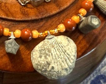 Collier fossile, bijou artisanal en coquillage de brachiopode véritable corail orange, pièce unique des Finger Lakes
