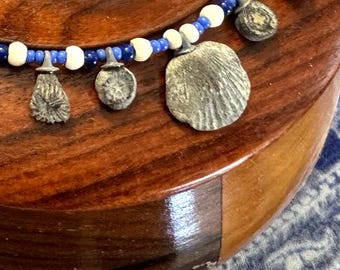 Collier fossile, bijou artisanal en véritable coquillage de brachiopode bleu cobalt et crème, pièce unique des Finger Lakes