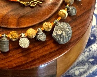 Collier fossile, bijou artisanal en véritable coquillage de brachiopode beige et orange, pièce unique des Finger Lakes