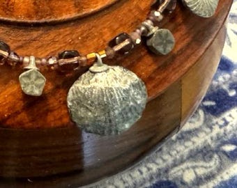 Collier fossile, bijou artisanal en véritable coquillage de brachiopode violet prune, pièce unique des Finger Lakes