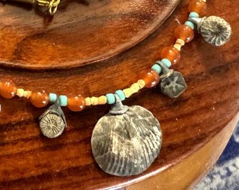 Collier fossile, bijou artisanal en ambre et turquoise véritable coquillage de brachiopode, pièce unique des Finger Lakes