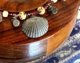 Collier fossile, bijou artisanal en véritable coquillage de brachiopode rouge grenat, pièce unique des Finger Lakes