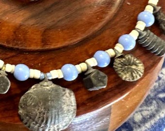 Collier fossile, bijou artisanal en véritable coquillage de brachiopode pervenche et crème, pièce unique des Finger Lakes