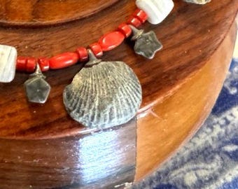 Collier fossile, bijou artisanal en véritable coquillage de brachiopode rouge et gris, pièce unique des Finger Lakes