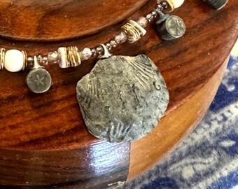 Collier fossile, bijou artisanal en véritable coquillage de brachiopode aux tons neutres et naturels, pièce unique de la région des Finger Lakes