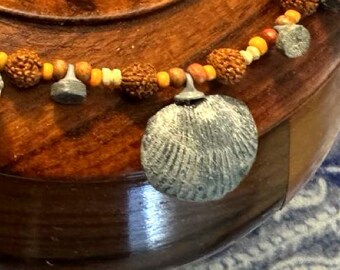 Collier fossile, bijou artisanal en bois naturel et graines de véritable coquillage de brachiopode, pièce unique des Finger Lakes
