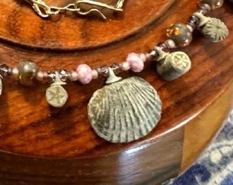 Collier fossile, bijou artisanal en ambre et mauve véritable coquillage de brachiopode, pièce unique des Finger Lakes