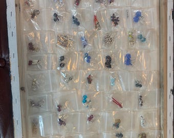 Lot de 43 paires de boucles d'oreilles entièrement faites à la main, uniques et originales.