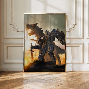 Könnte beinhalten: Ein gerahmter vertikaler Wandkunstdruck, der einen metallisch blauen und silbernen Roboter-Krieger mit einem Schwert zeigt, der vor einer großen, dunklen, dinosaurierartigen Kreatur mit leuchtend roten Augen vor einer goldenen Skyline steht.
