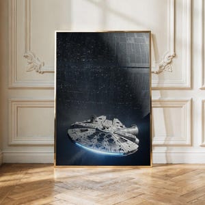 Op de afbeelding: Een rechthoekige wandkunstprint met een gedetailleerd grijs en wit ruimteschip dat voor een groot, donker, bolvormig ruimtestation vliegt. Het ruimteschip heeft een cirkelvormig lichaam met ingewikkelde texturen en een blauwe lichtstrip.