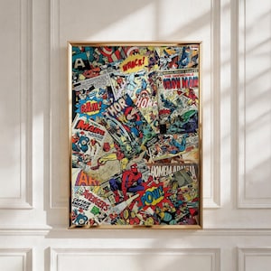 Può includere: Una stampa artistica da parete rettangolare che presenta un vivace collage di copertine di fumetti Marvel vintage. L'opera mostra vari supereroi tra cui Spider-Man, Iron Man e Thor, con audaci testi d'azione come WHACK, BAM e POW in cornice.