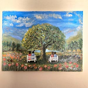 Può includere: Un dipinto a olio su tela raffigurante un grande albero verde al centro di un campo di fiori colorati sotto un cielo azzurro brillante con nuvole bianche. Due panchine bianche sono poste sotto l'albero, ciascuna occupata da due figure. Firmato Misia.