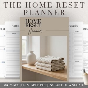 Peut inclure: Le Home Reset Planner est un PDF imprimable de 33 pages avec une couverture beige illustrée d'un vase blanc et de serviettes pliées sur une étagère en bois. Les pages intérieures contiennent des listes de tâches quotidiennes et hebdomadaires.