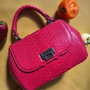 Handgefertigte Handtasche aus Pythonleder, leuchtend rote Kosmetiktasche, Umhängegurt