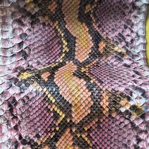 Couro de cobra genuíno, couro exótico para projetos de artesanato.