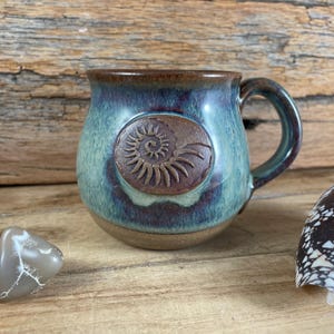 Taza de café de cerámica con forma de concha de nautilo / Taza de té de cerámica hecha a mano con diseño marino / Gres esmaltado azul tormenta / Tema de océano y playa
